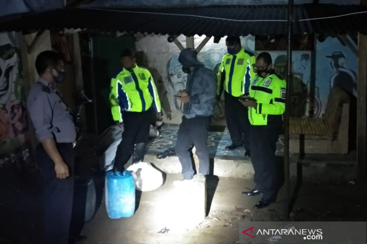 Polisi gerebek gudang miras tradisional di Tasikmalaya