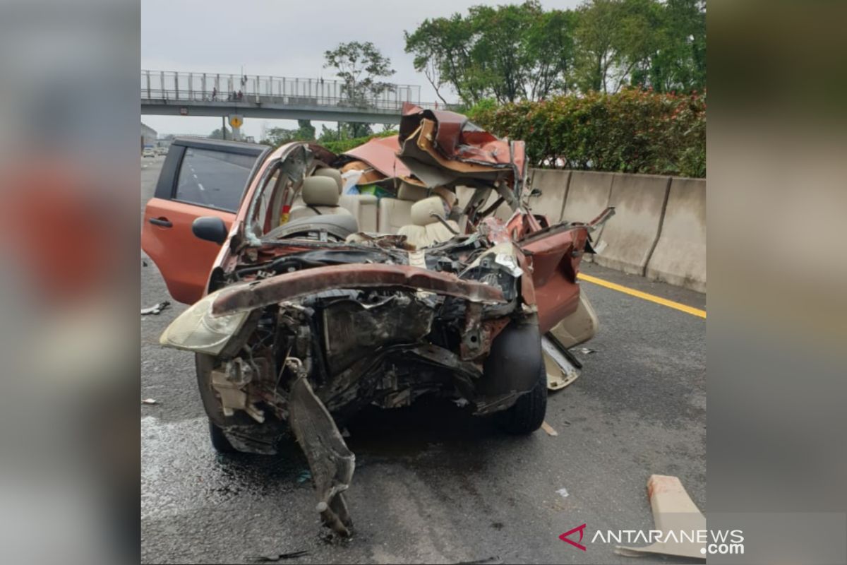 Livina seruduk ekor truk di tol, 2 tewas di tempat