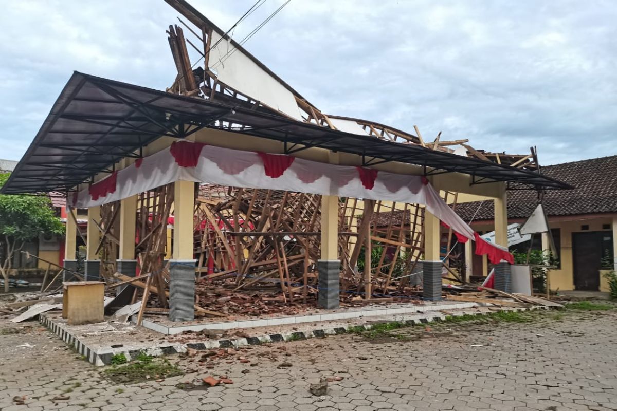 Atap pendapa kantor Kelurahan Sumbersari Jember ambruk