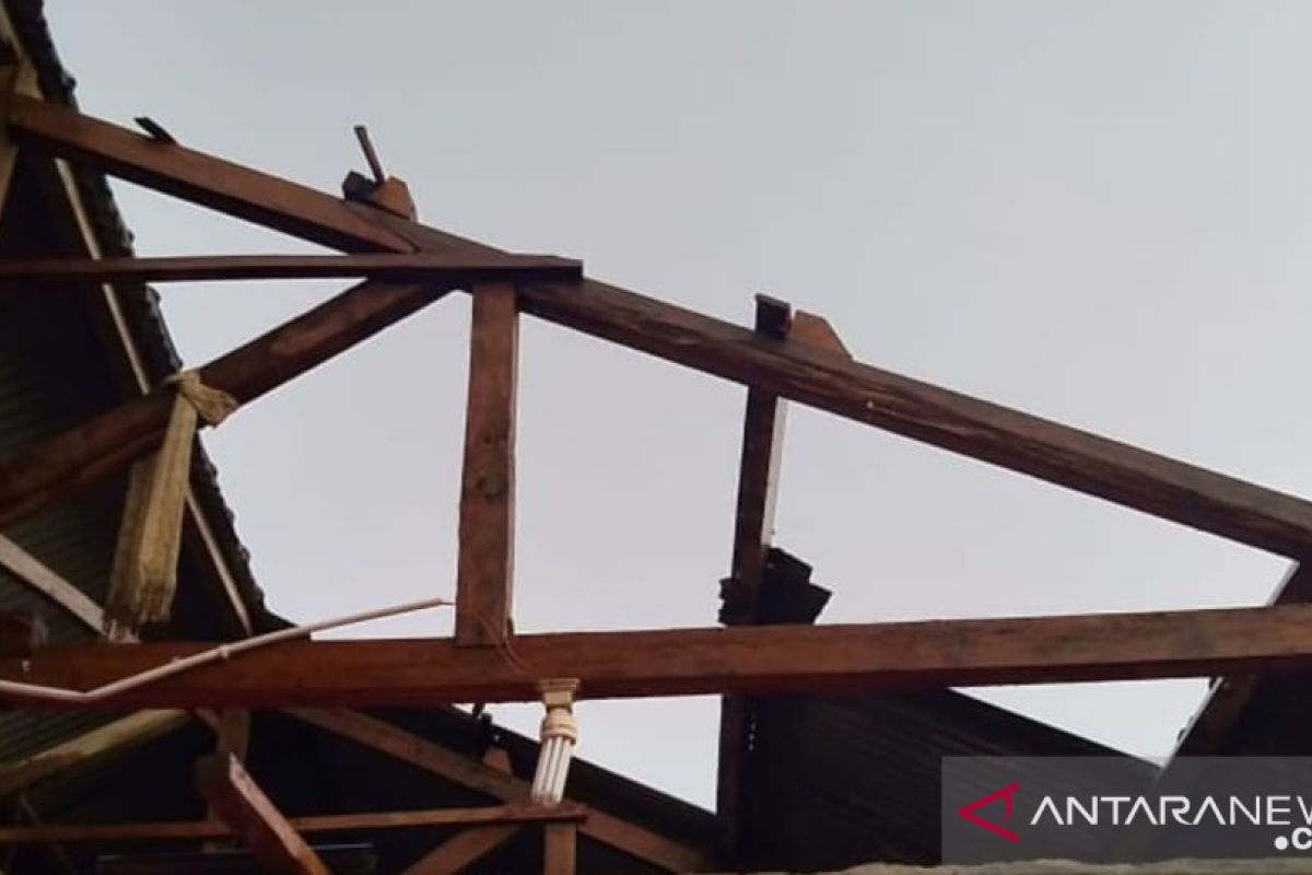 BPBD salurkan bantuan ke warga Air Buluh yang terdampak puting beliung