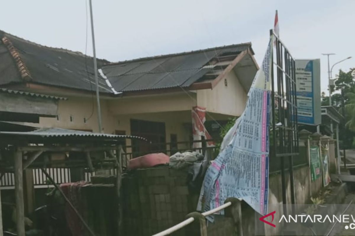 Gedung pemerintah di Bangka rusak akibat angin puting beliung