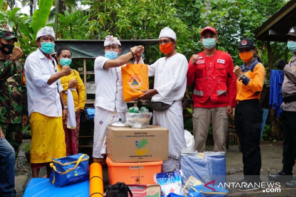 Sekda Karangasem sambangi rumah korban pohon tumbang