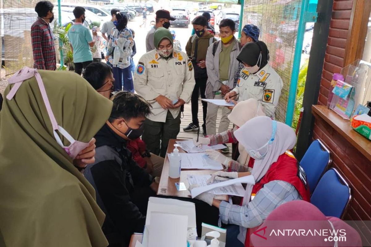 Satgas COVID-19 Cianjur lakukan tes cepat terhadap puluhan wisatawan