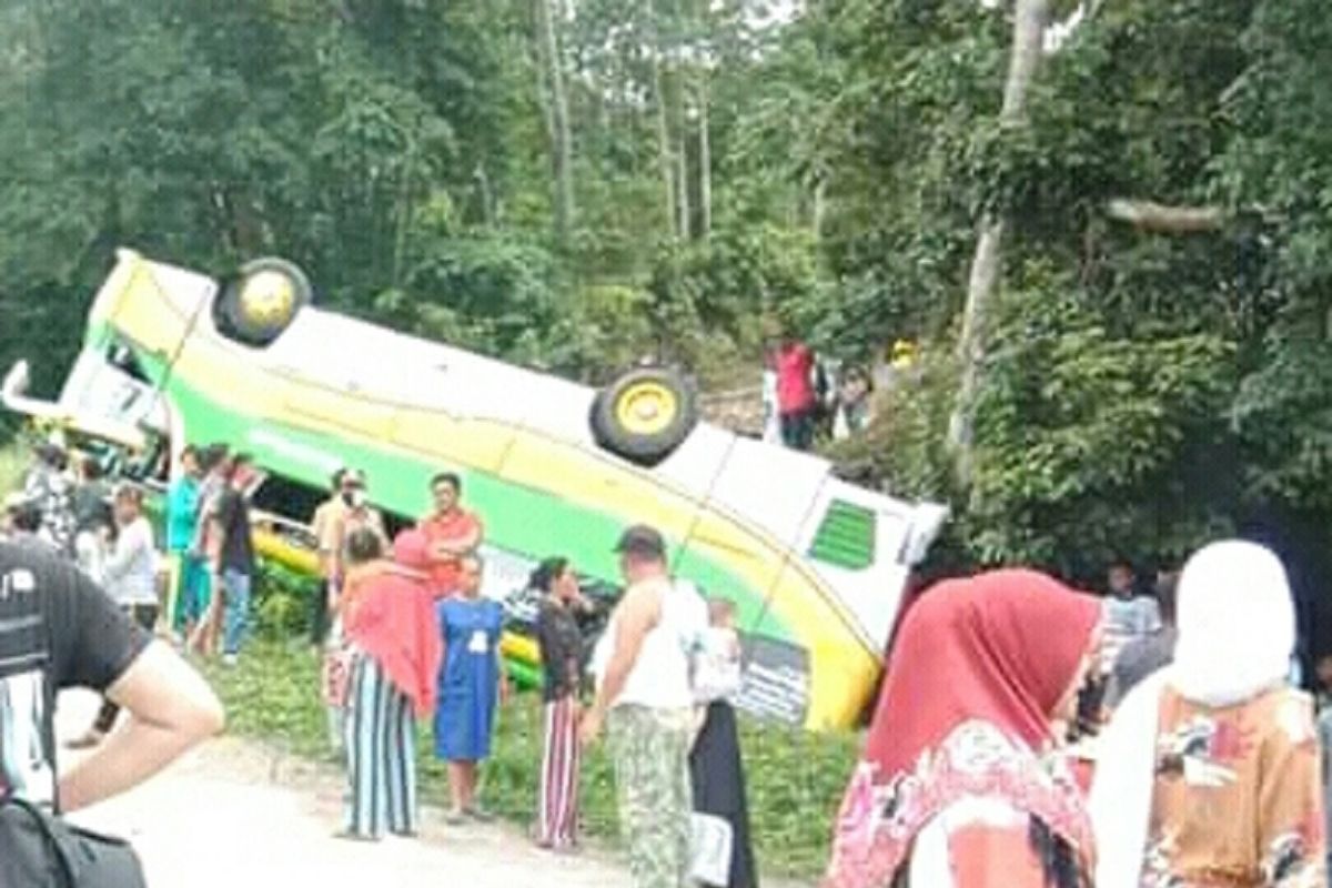 Satu unit bus terbalik di jalan menuju objek wisata Cinangkiak, Kabupaten Solok