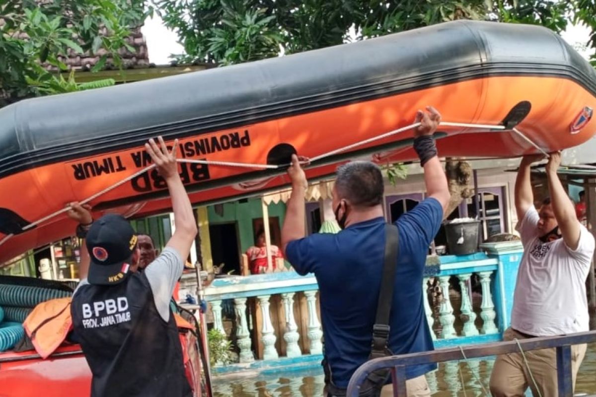 Bantu evakuasi korban banjir di Pasuruan, BPBD Jatim kirim perahu karet