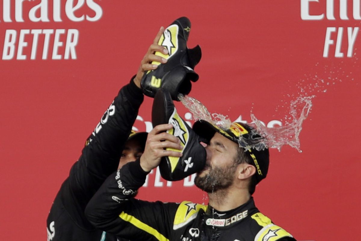 Selebrasi unik, minum sampanye dengan sepatu ala Daniel Ricciardo