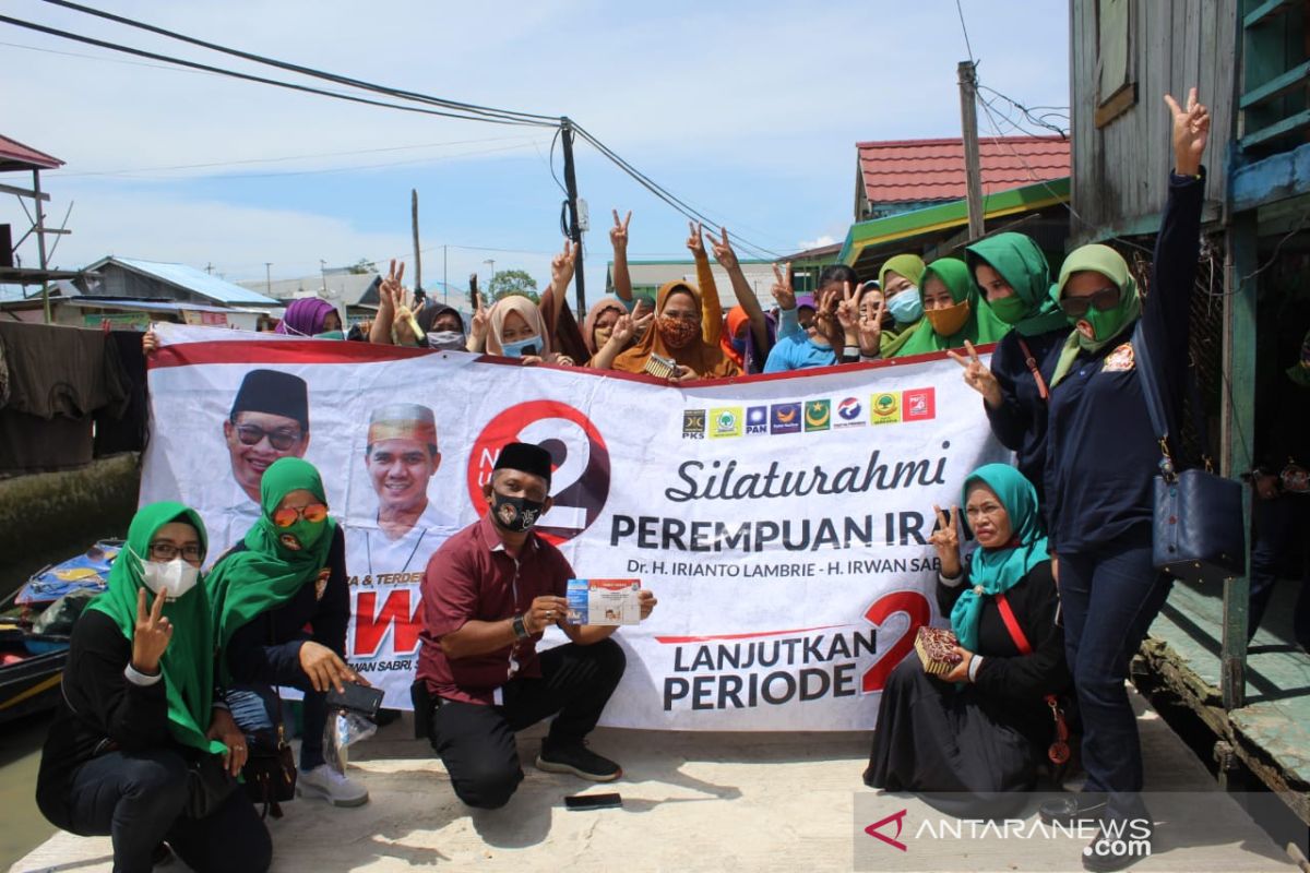 Relawan Perempuan IRAW Disambut Salam Dua Jari di Selumit Pantai