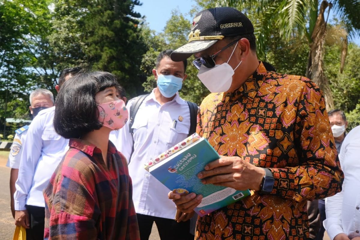 Gubernur serahkan buku karya anak Sulsel ke Jokowi