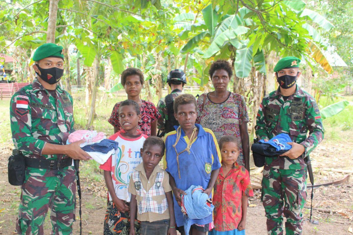 Satgas Pamtas RI-PNG bagikan pakaian pada anak di perbatasan