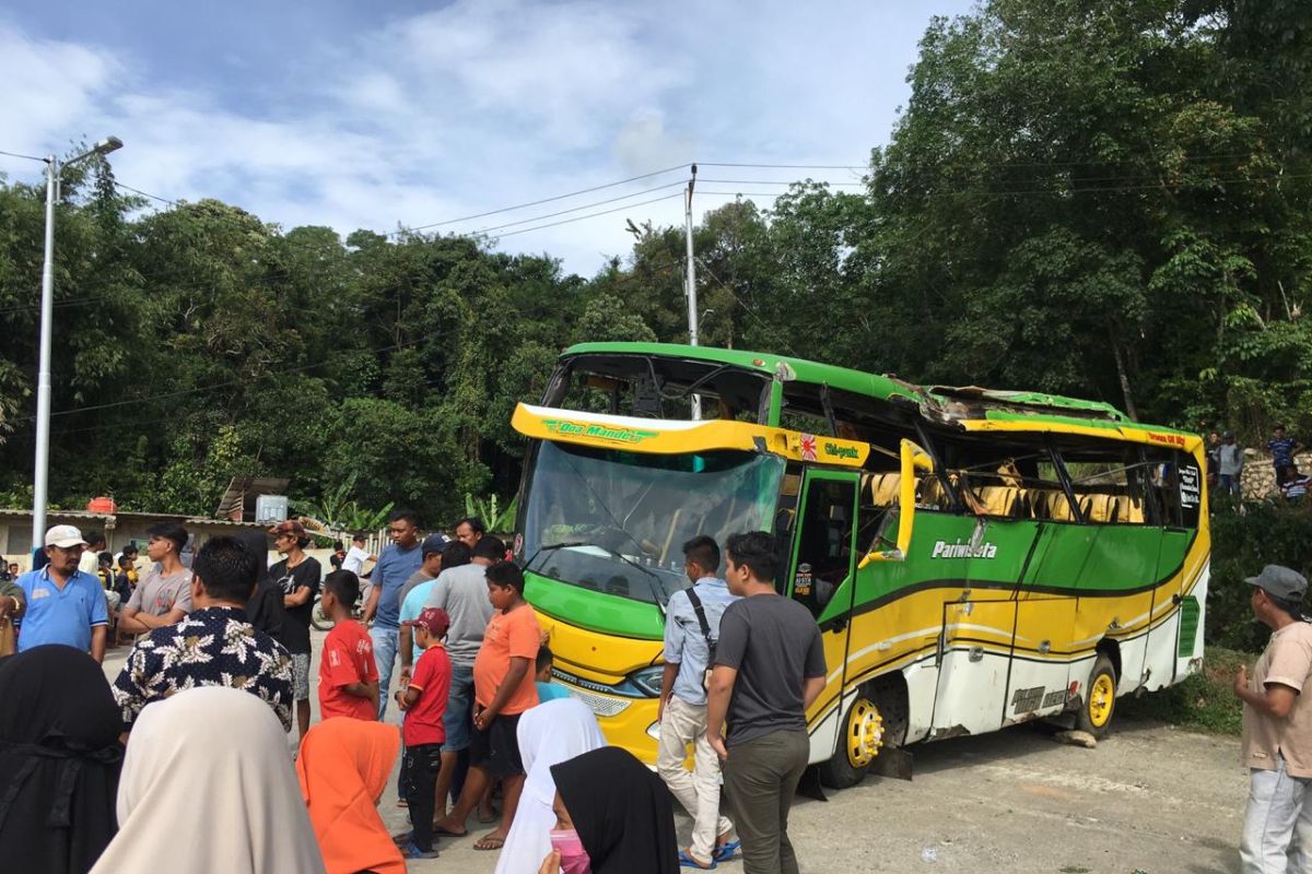 Bus pariwisata terbalik di jalan menuju objek wisata Bukit Cinangkiak, Sumbar