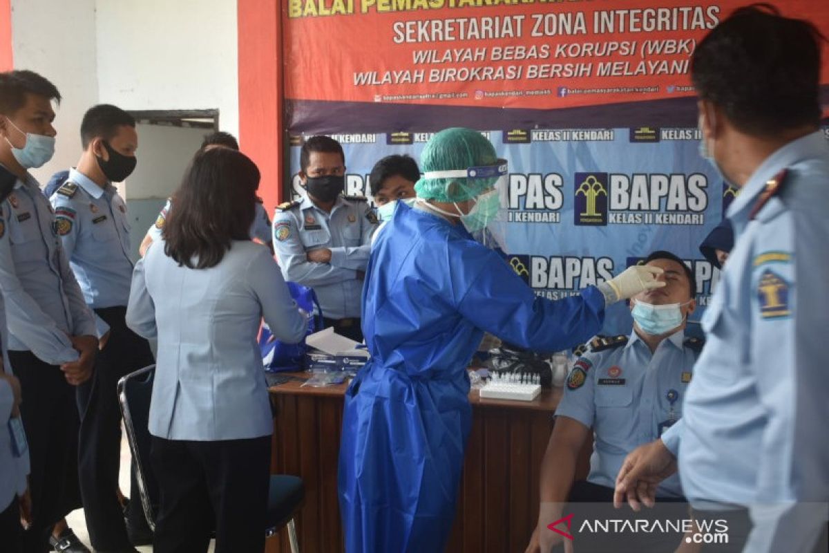 Ratusan pegawai Kemenkumham Sultra menjalani tes usap