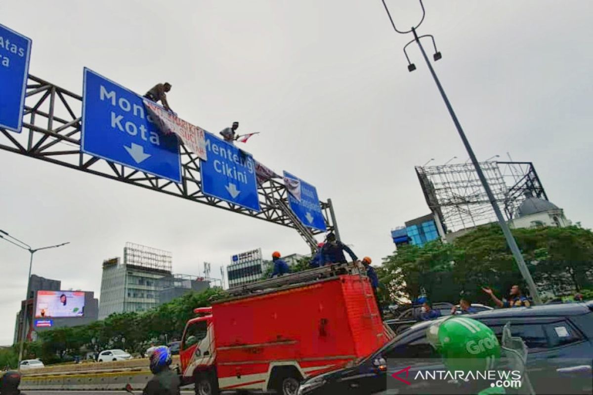 Agustinus panjat lagi papan rambu di Jendral Sudirman sebabkan macet