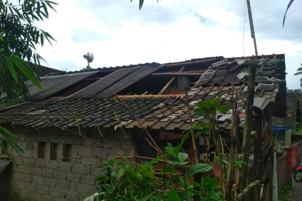 Waspada, angin puting beliung rusak atap rumah warga di Loteng