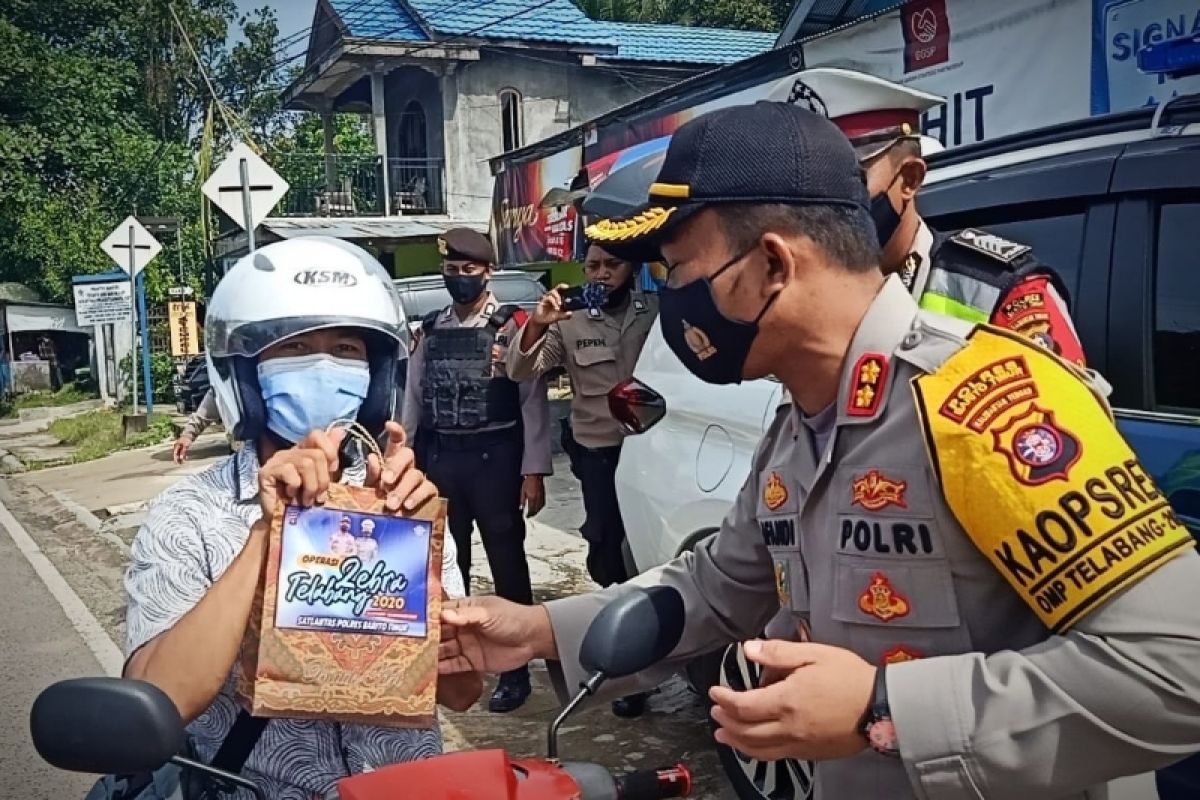 Pengguna jalan patuh protokol kesehatan di Bartim diberi bingkisan