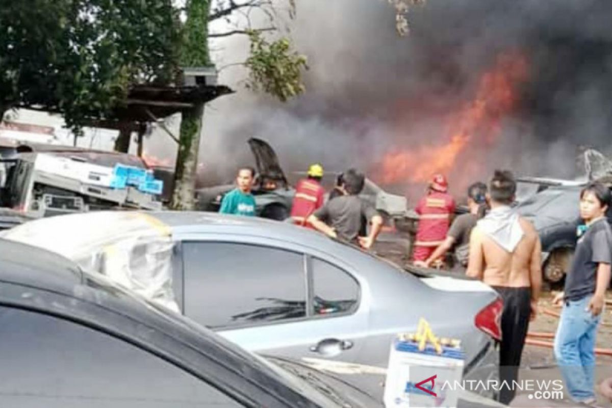 Bengkel ditinggal pulang kampung terbakar, puluhan mobil hangus