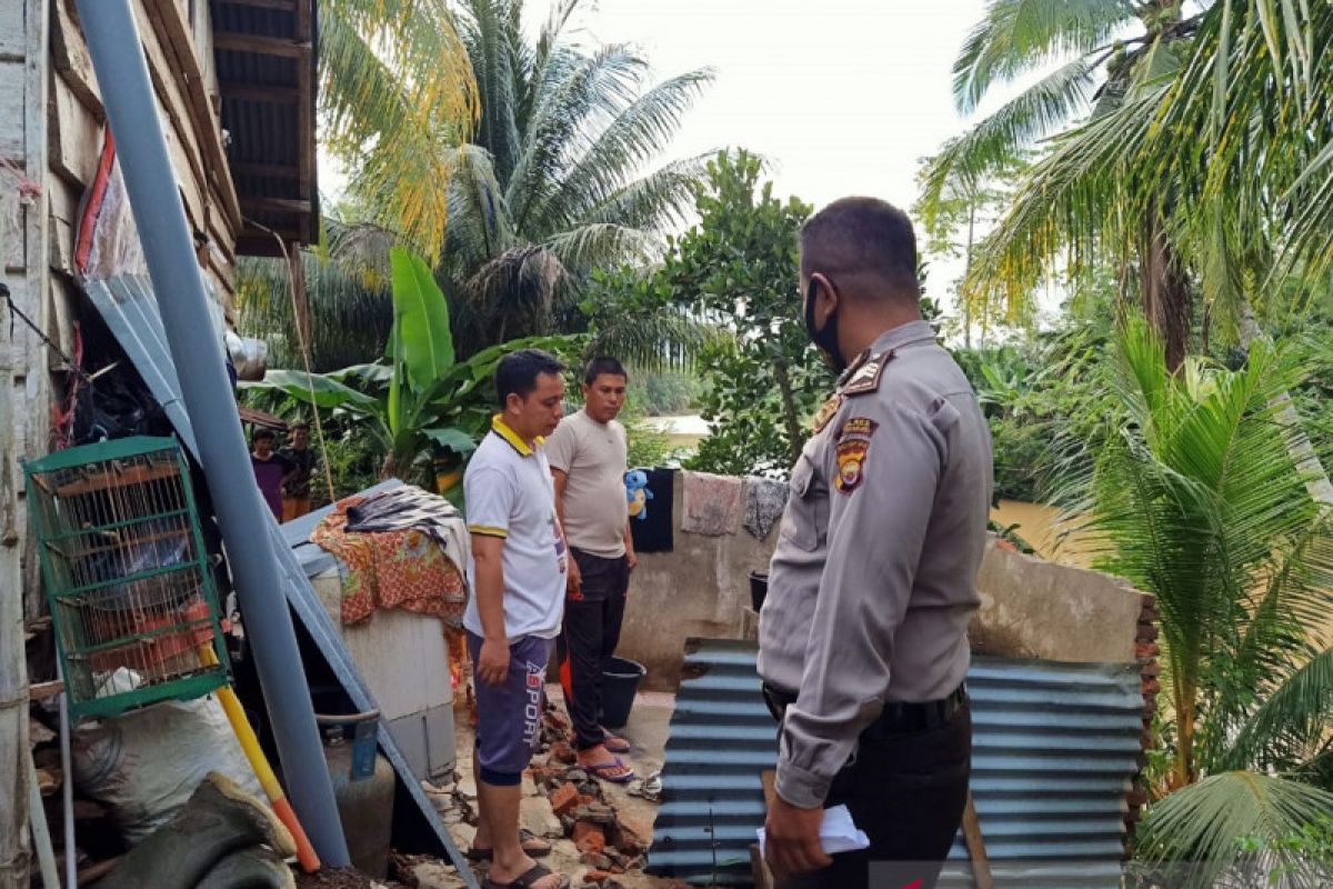 Rumah warga Mukomuko rusak terbawa longsor