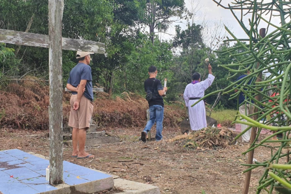 Jaga jarak, umat hadiri Misa Arwah di Sungai Ayak