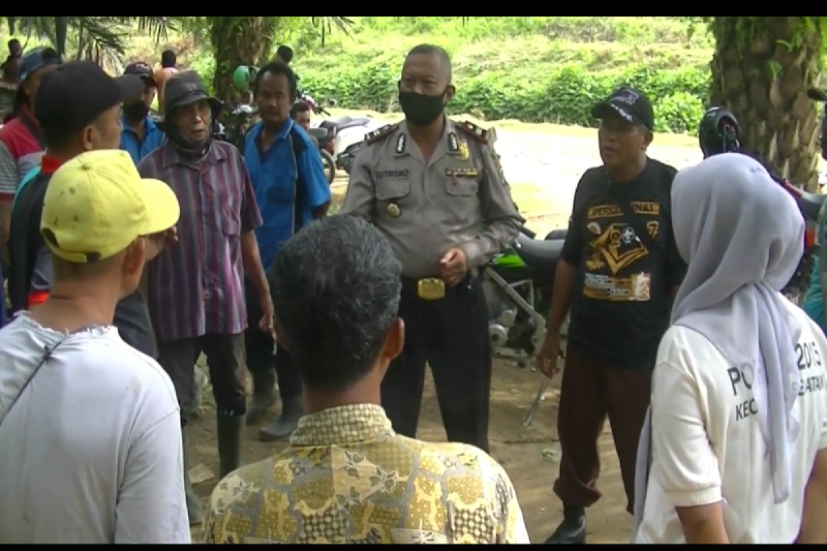 Polisi bersama warga masih terus mencari ketiga anak hilang di Salapian Langkat