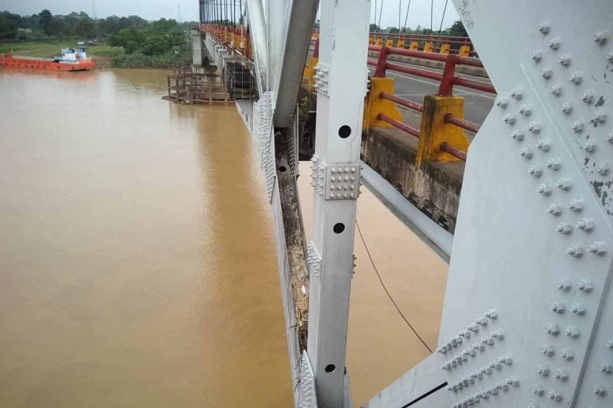 Sampah pedagang di Jembatan Aur Duri II