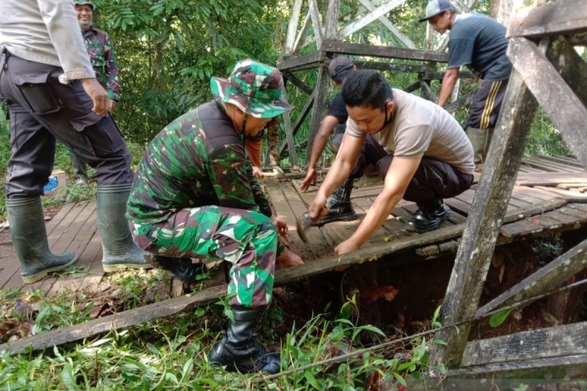 TNI - Polri di perbatasan bantu perbaikan jembatan gantung