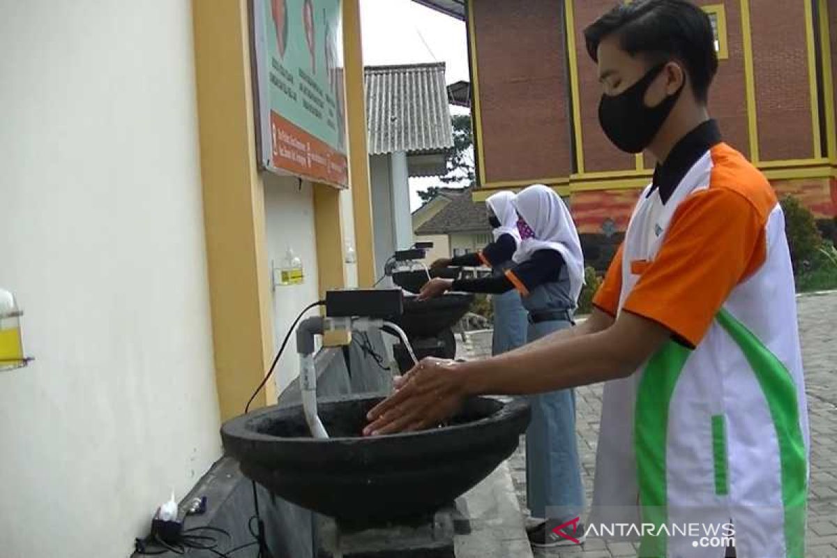 Siswa SMKN Bansari Temanggung buat alat cuci tangan otomatis cegah COVID-19