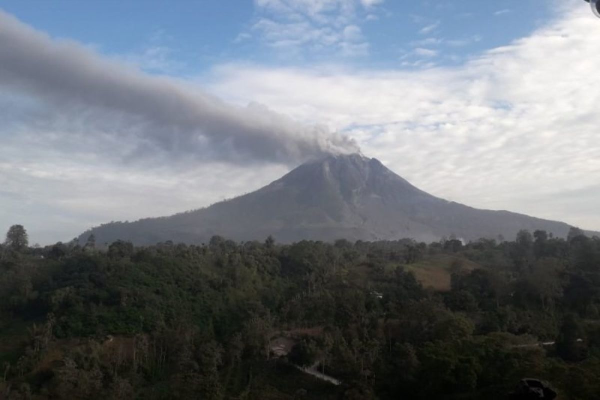 Gunung Sinabung kembali luncurkan awan panas dengan jarak 2.500 meter