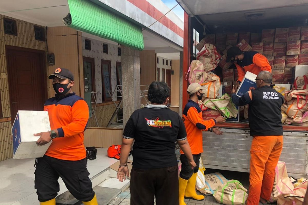 BPBD Jatim serahkan bantuan logistik untuk korban banjir di Pasuruan