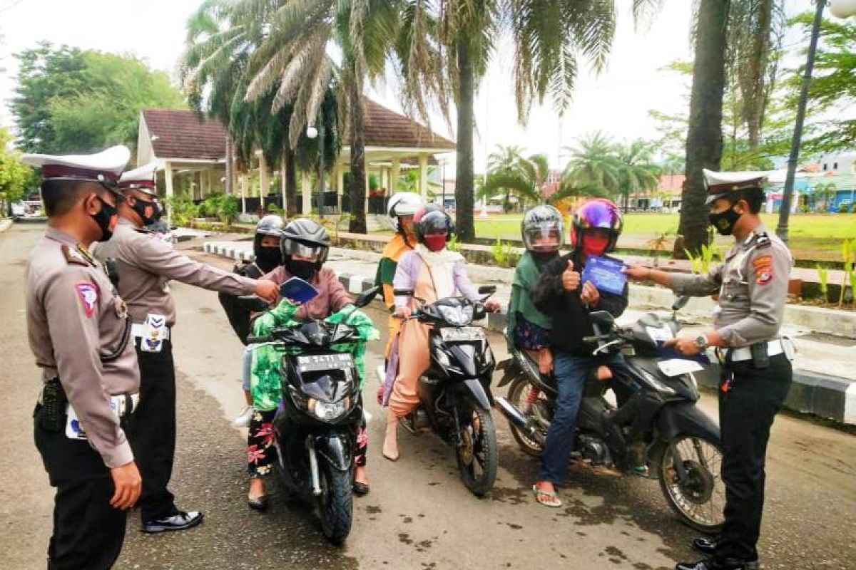 Operasi Zebra, Polresta Mamuju bagikan buku tertib berlalu lintas kepada masyarakat