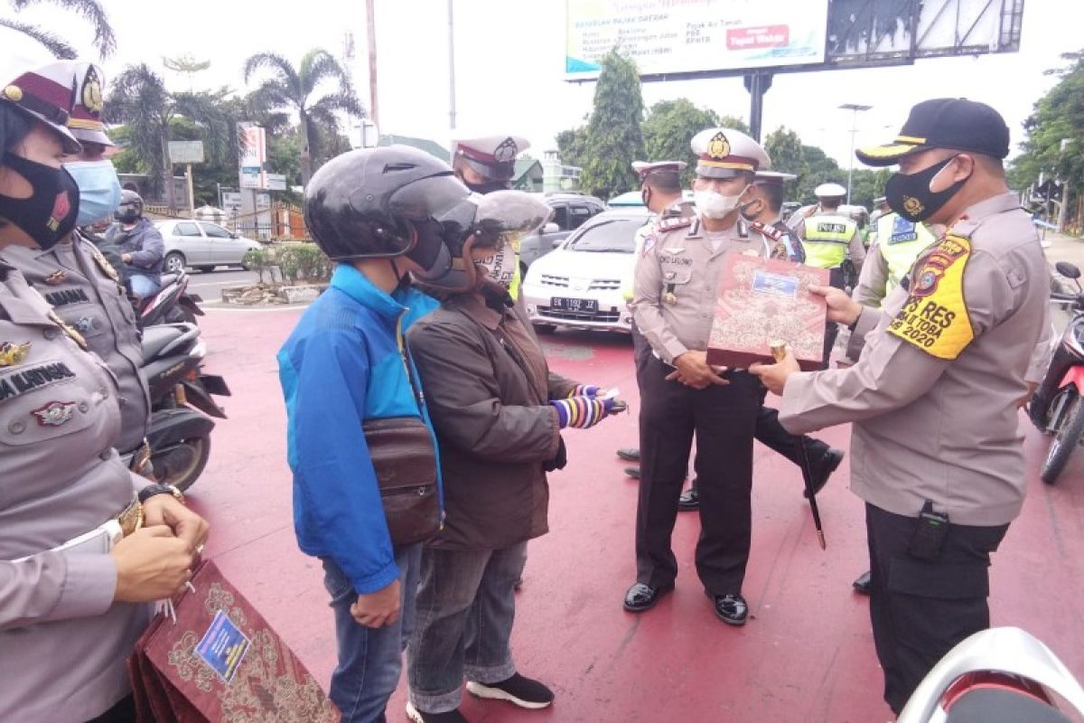 Polres Binjai bagikan masker putus mata rantai COVID-19