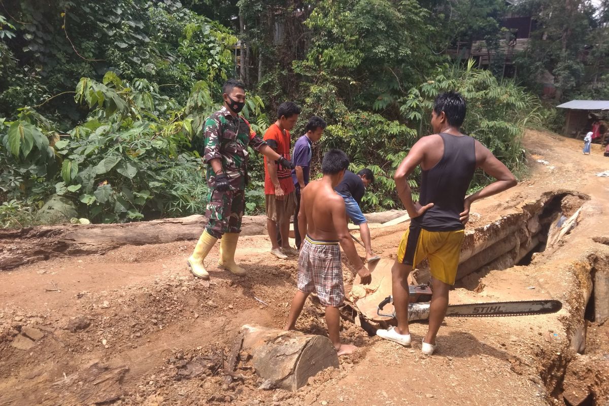 Jembatan penghubung Desa Panaan Tabalong ambruk