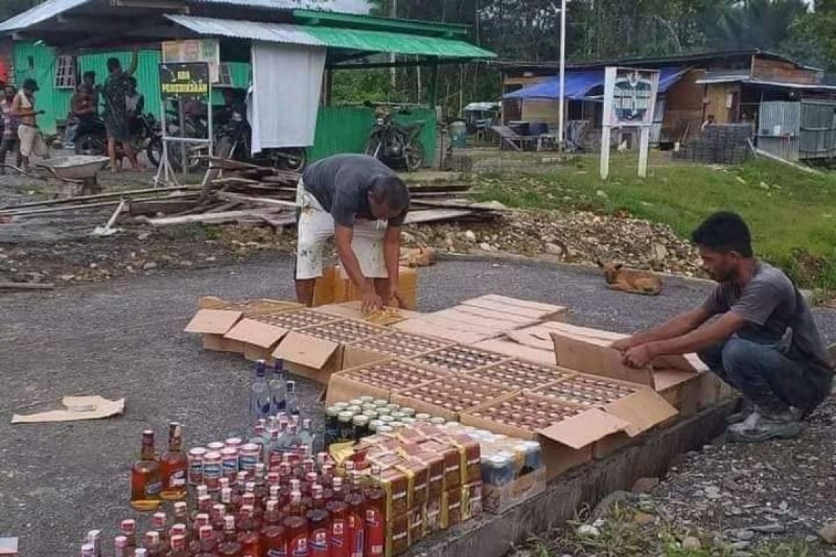 Police in Papua seize 884 liquor bottles, detain truck drivers