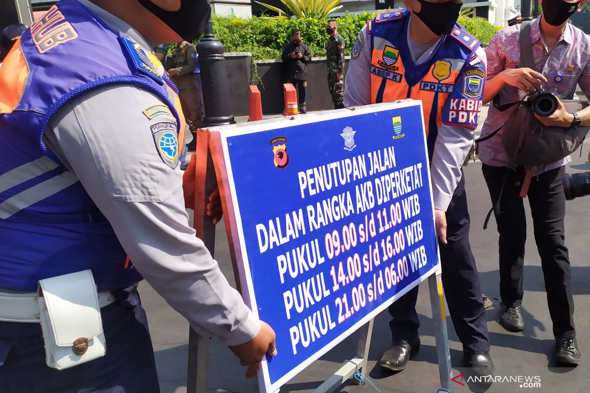 Kasus COVID-19 fluktuatif, polisi masih buka tutup jalan di Bandung