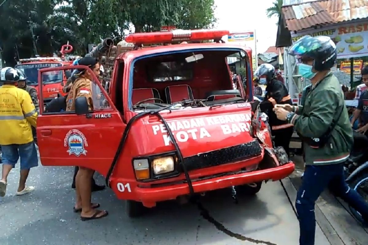 Mobil pemadam tabrakan beruntun saat menuju lokasi kebakaran di Komyos Sudarso