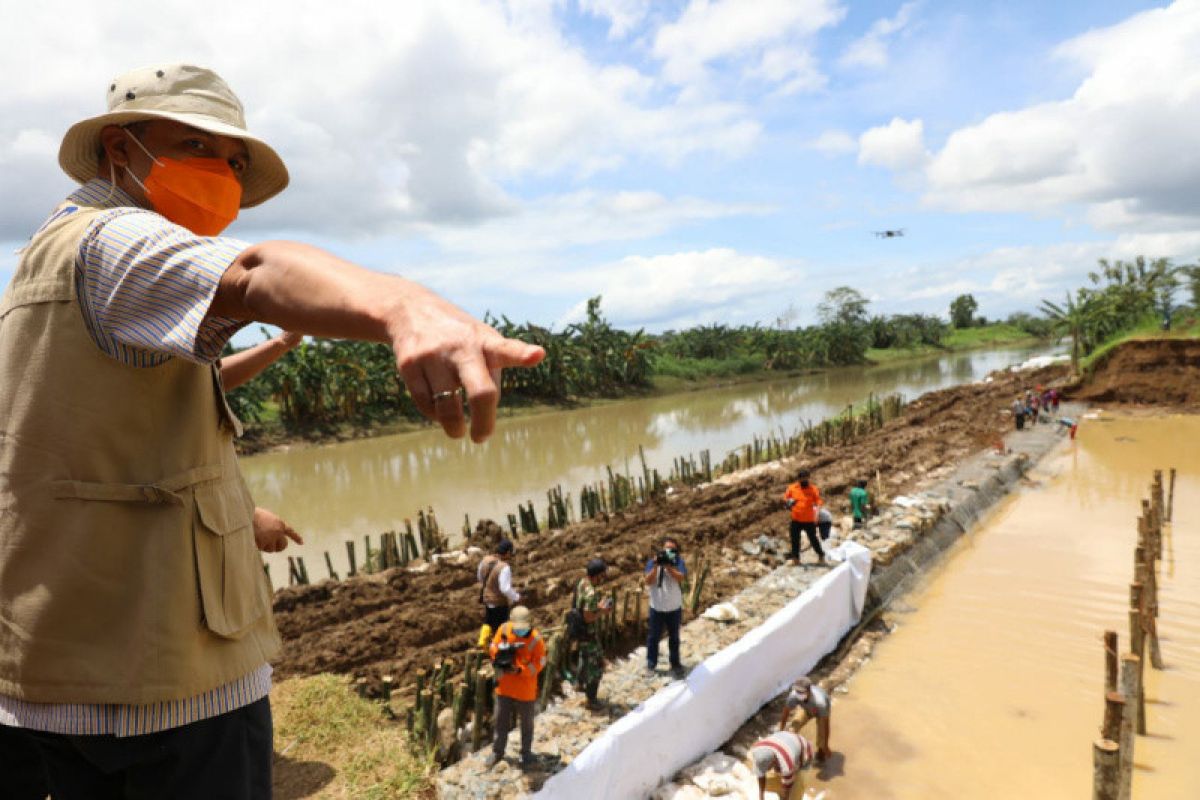 Ganjar:  Banjir Kebumen akibat tanggul sengaja dilubangi