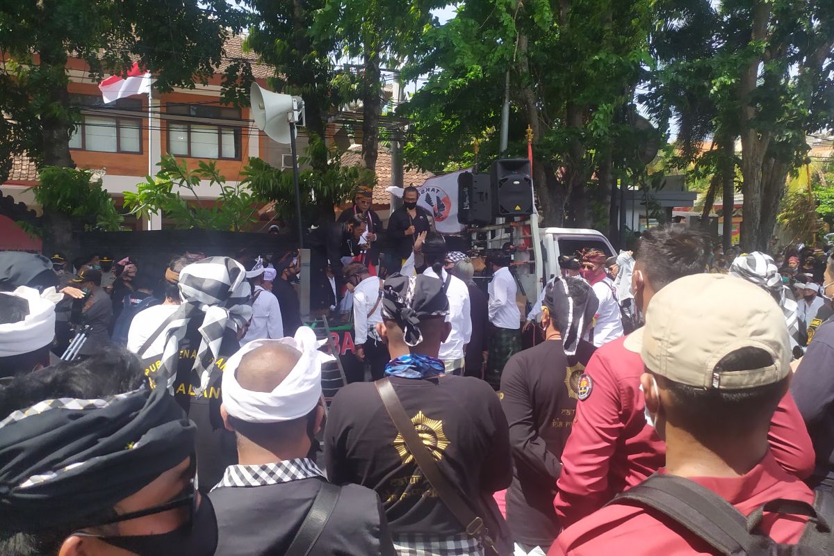 Massa Bali kecam anggota DPD terkait penodaan simbol agama