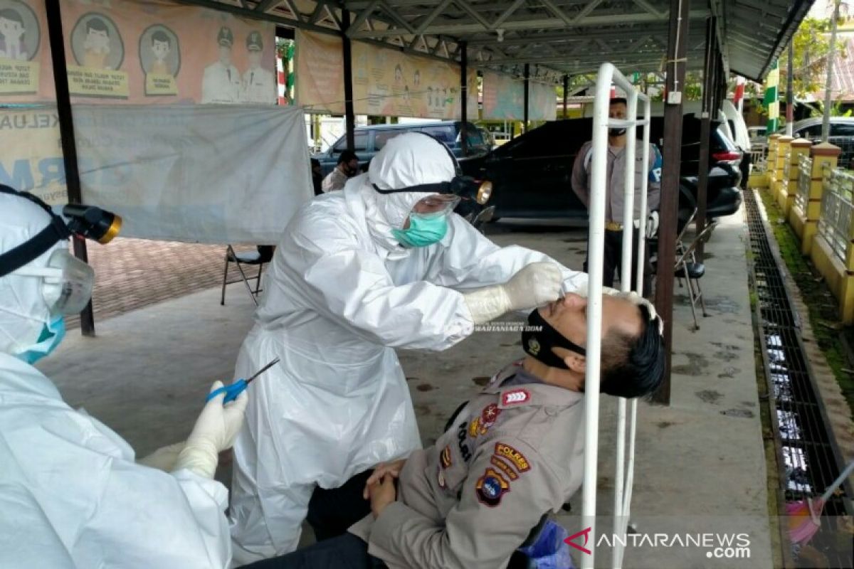 Anggota Polres Hulu Sungai Utara jalani Tes Swab