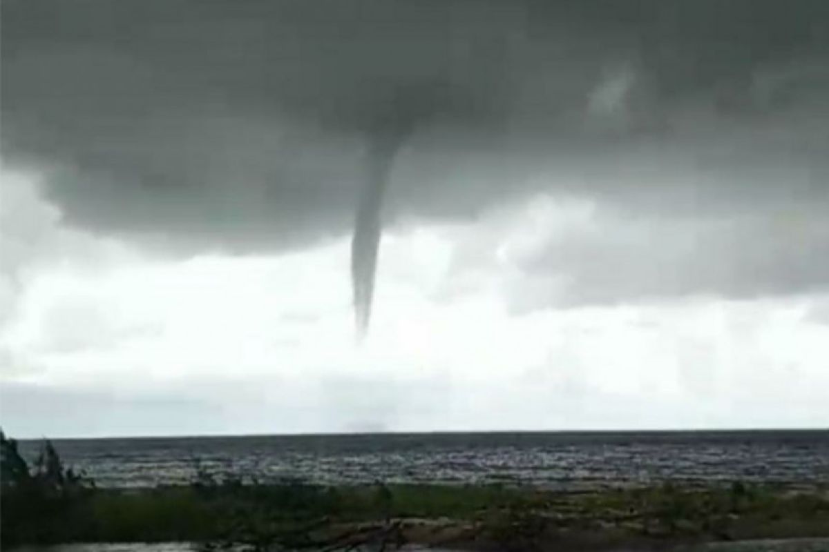 Gumpalan awan hitam pekat dan pusaran angin di pesisir pantai hebohkan warga