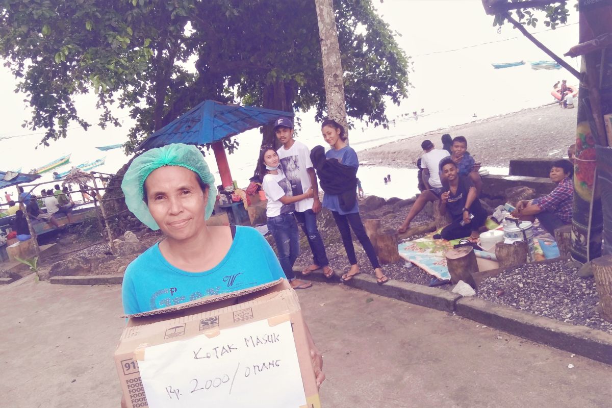 Kaum ibu menanti bantuan tenda jualan di objek wisata Pantai Hukurila