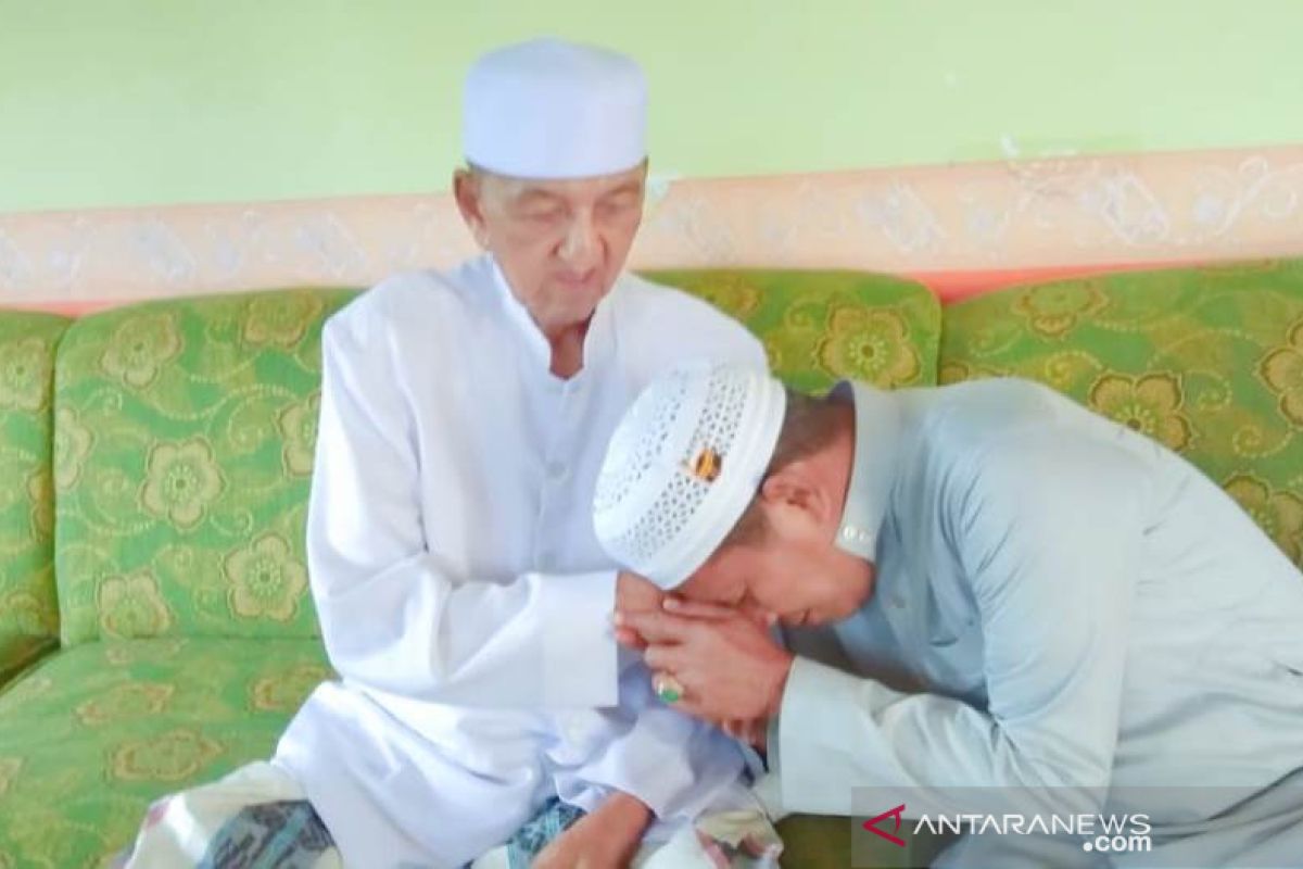 Video-Cabup HST  Tamzil sungkem dengan Tuan Guru Besar Haji Moehtar