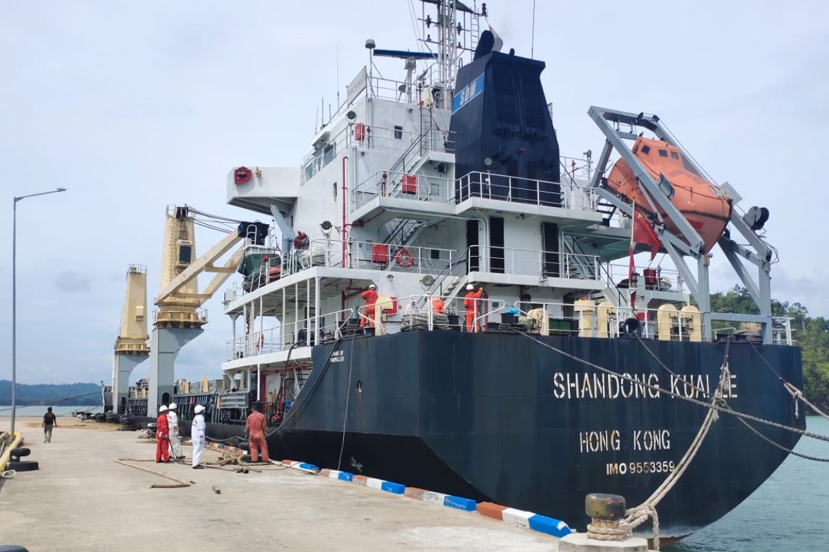 Kapal bermuatan 7.321 ton tiang pancang berbendera Hong Kong bersandar di Calang