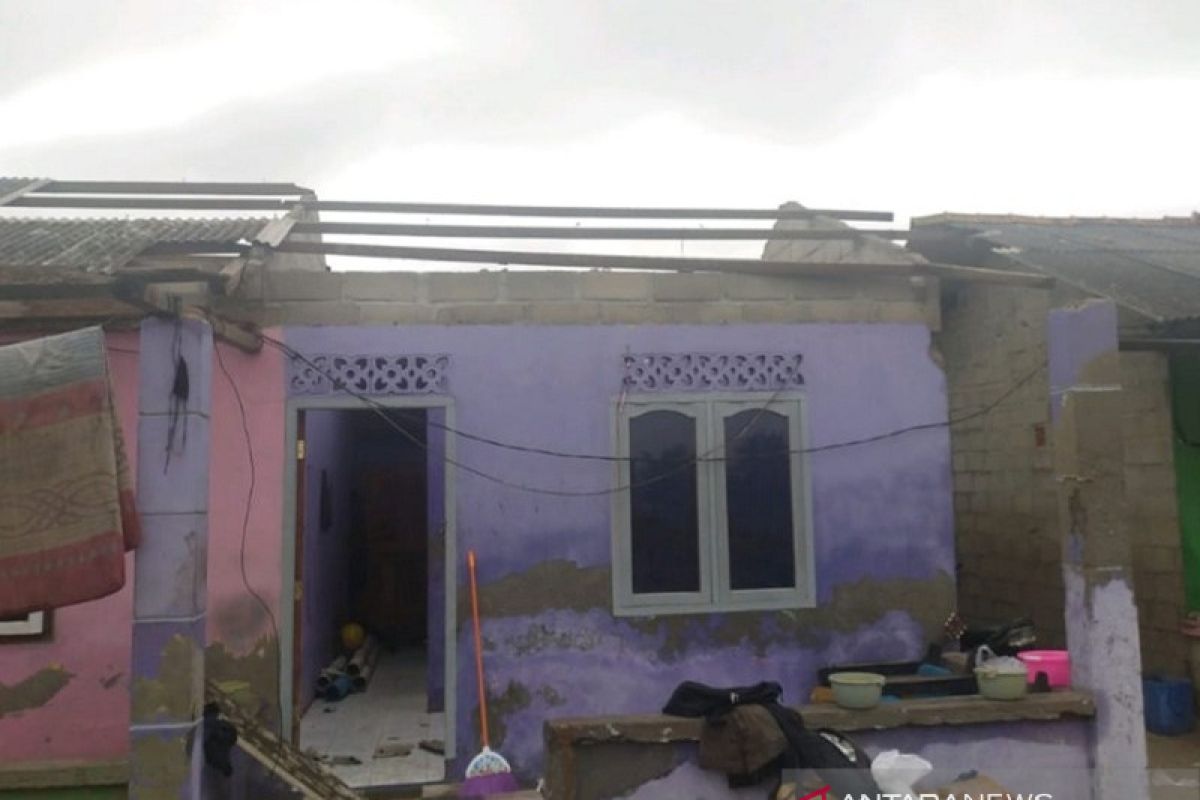 Puluhan rumah di dua kelurahan Belinyu diterjang puting beliung
