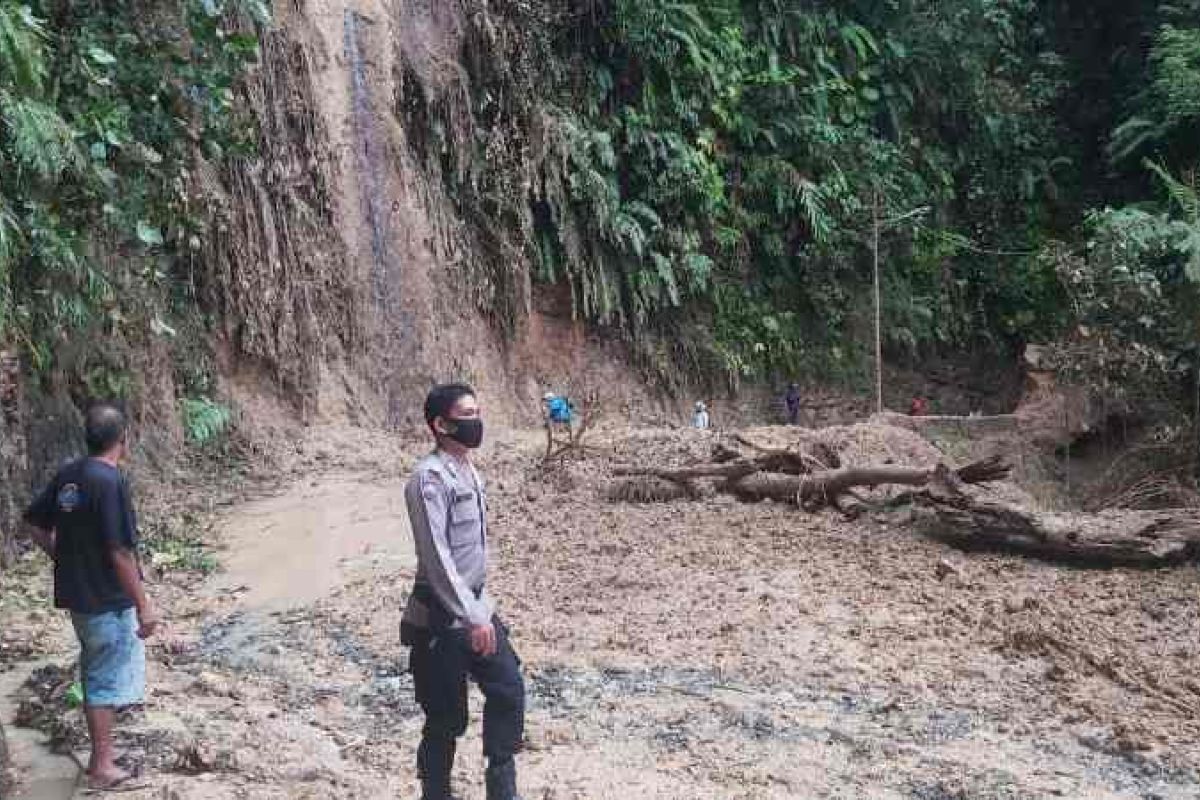 Longsor terjadi di kawasan batu lubang Sibolga, arus lalu lintas dialihkan ke Rampah