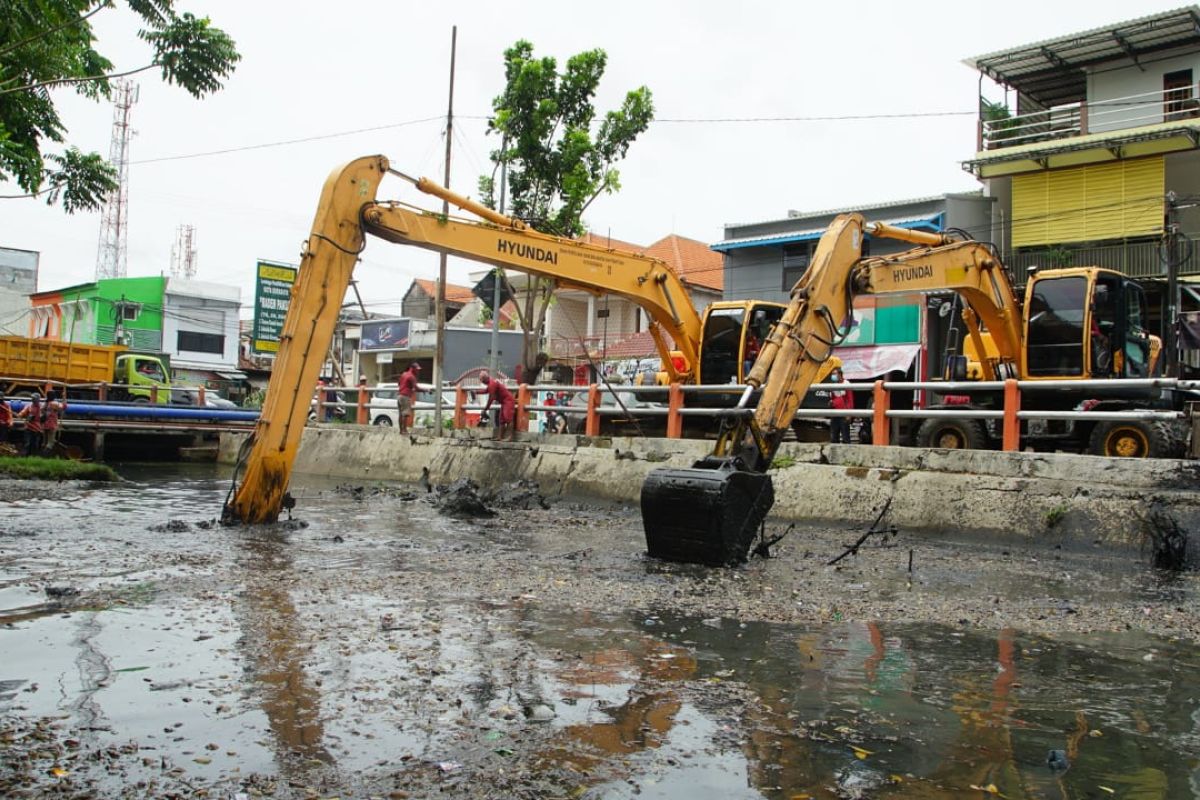 15 kendaraan berat dikerahkan untuk normalisasi Sungai Kalibokor Surabaya