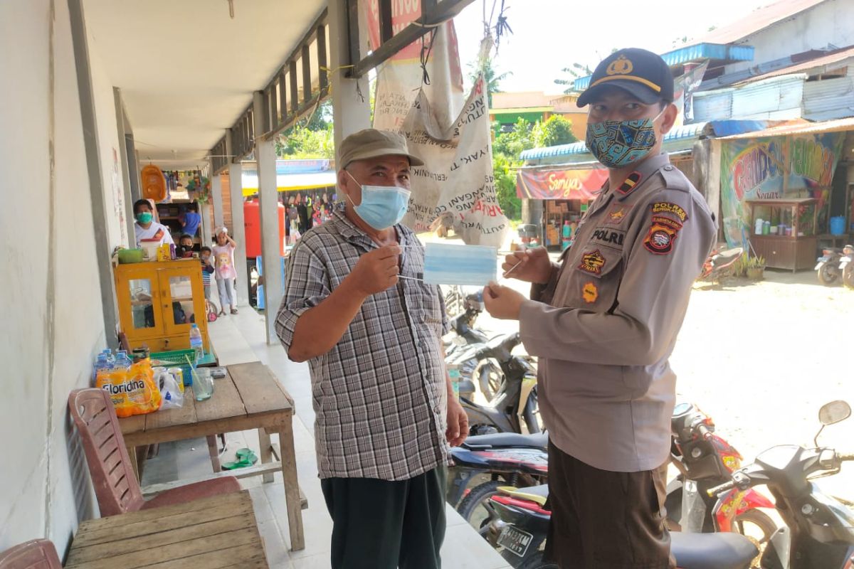 Pimpinan kecamatan di Bengkayang kompak bagikan masker ke warga