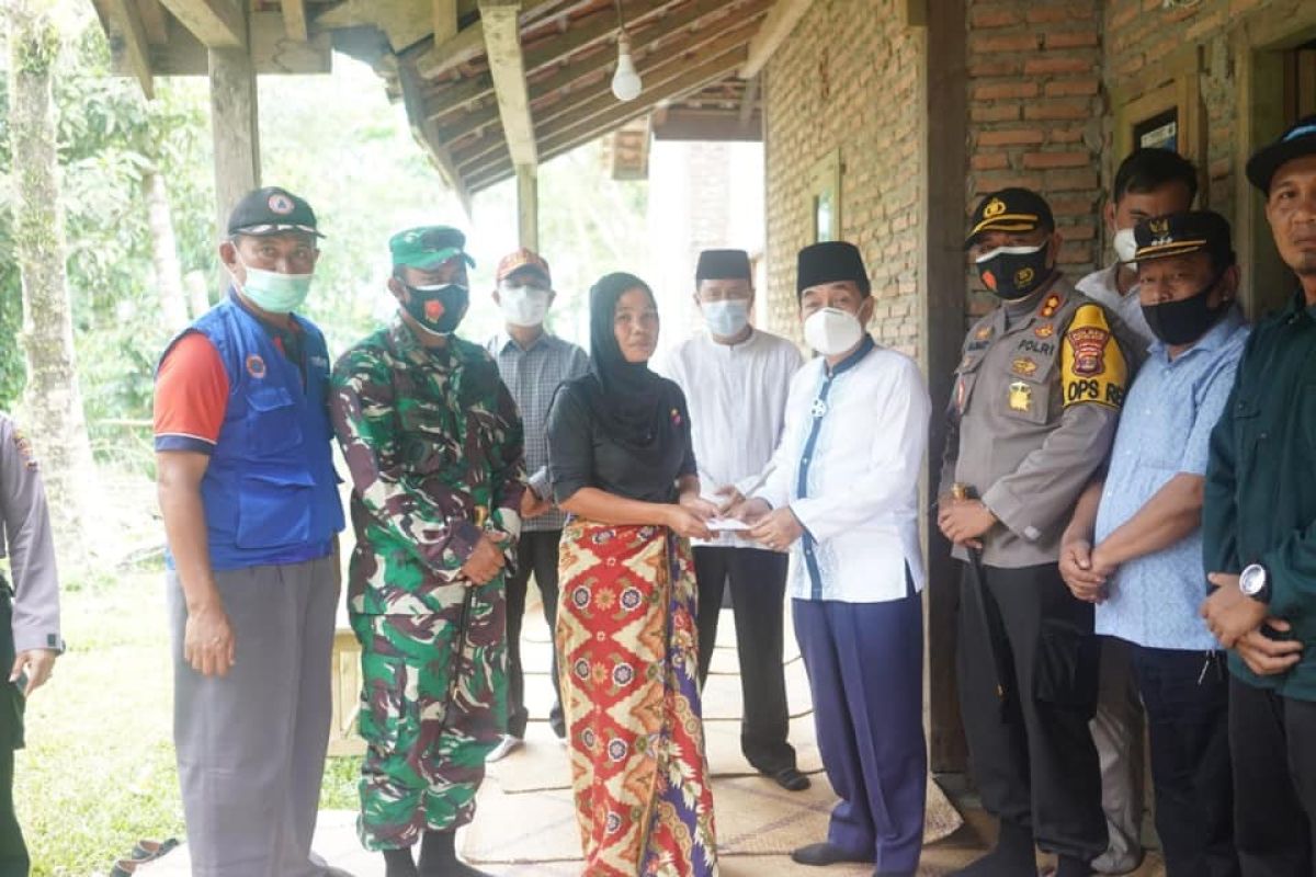 Penjabat Bupati Pesisir Barat serahkan bantuan korban hanyut di Way Tenumbang