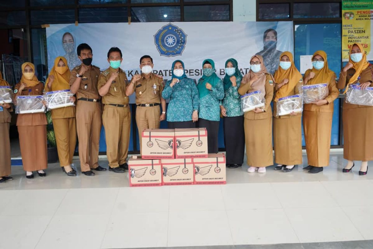 Penjabat TP PKK Pesisir Barat laksanakan "Gebrak Masker" di tempat umum dan puskesmas