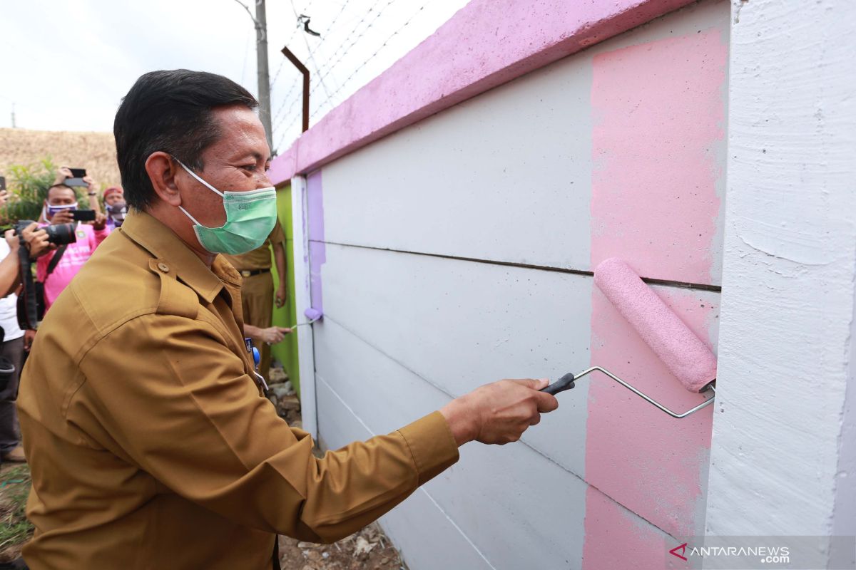 Pemkot Tangerang dapat bantuan cat untuk rumah layak huni