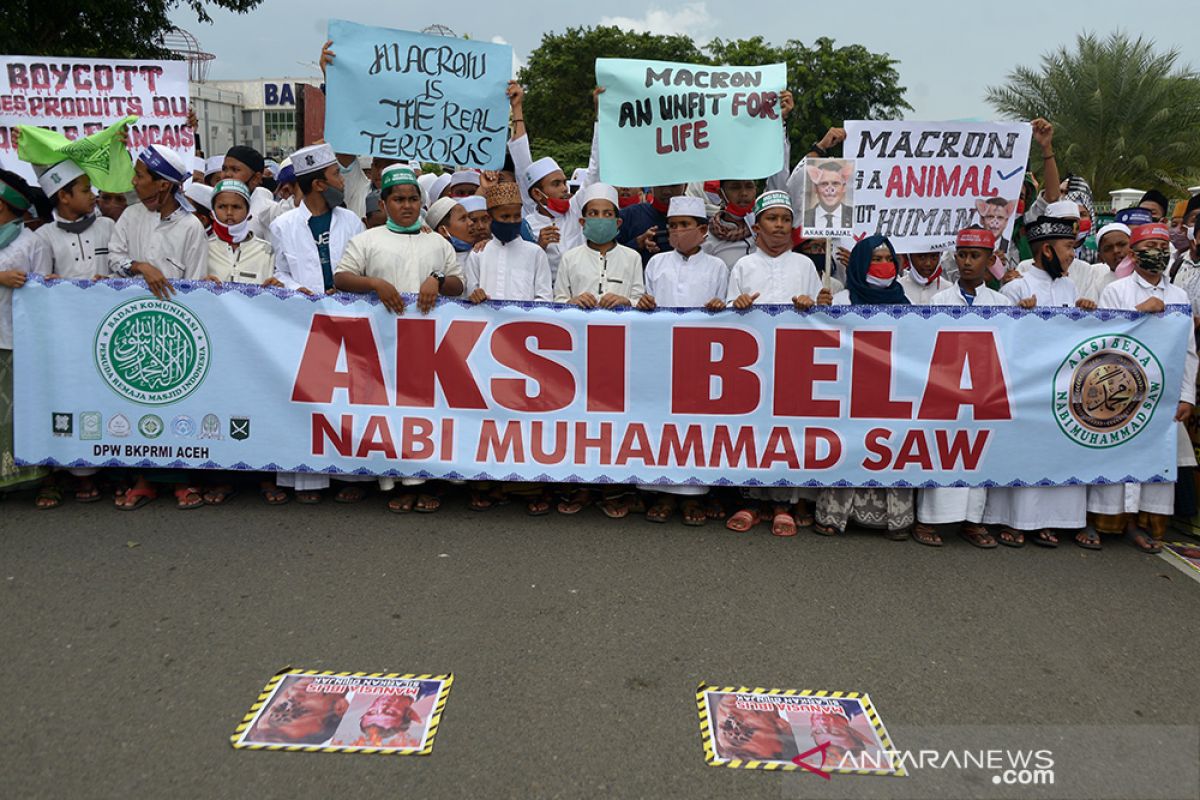 Aksi kecam Presiden Prancis