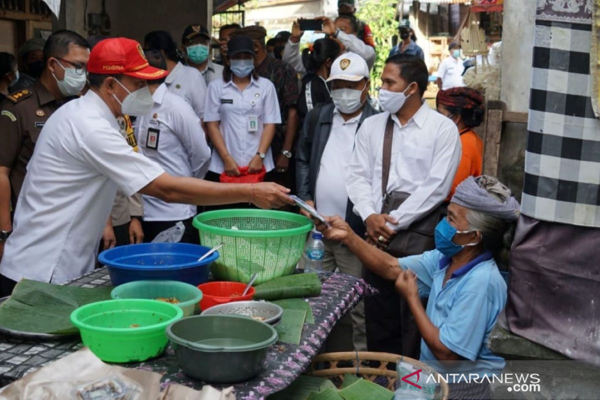 Pjs Bupati Karangasem turun ke pasar tradisional sosialisasikan wajib masker