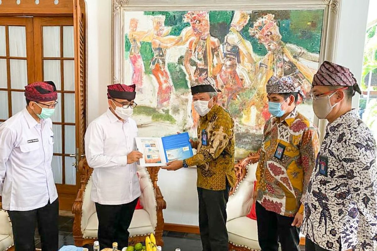 PLN Jatim beri penghargaan Bupati Banyuwangi